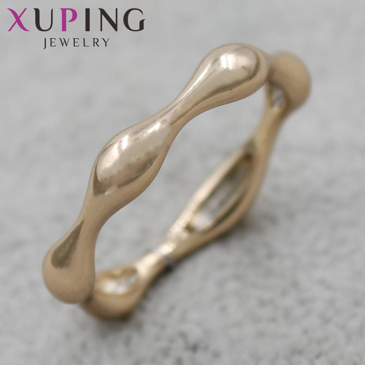 

Кольцо золотистое тонкое фактурное Xuping Jewelry с неровностями медицинское золото 18K