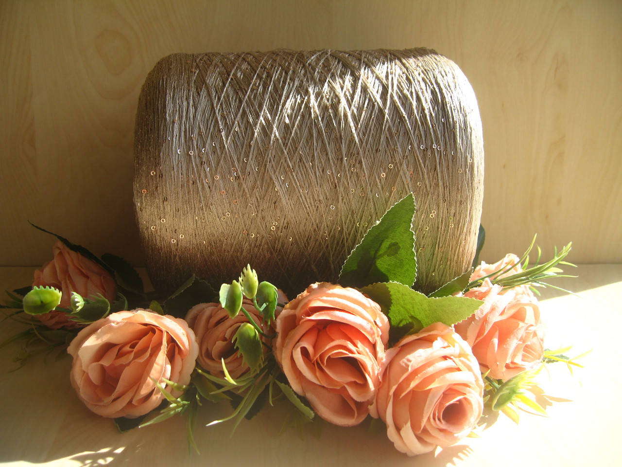 

Итальянская бобинная пряжа Пайетка 100% РА 850м / 100грТемная пудра с радужной пайетками в цвет нити, Бежевый