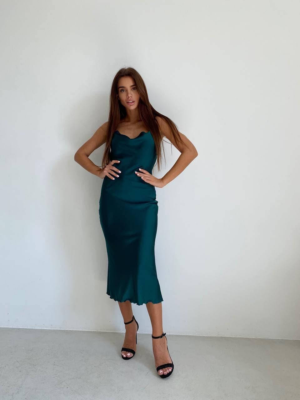 

Нарядное женское шелковое платье миди с декольте