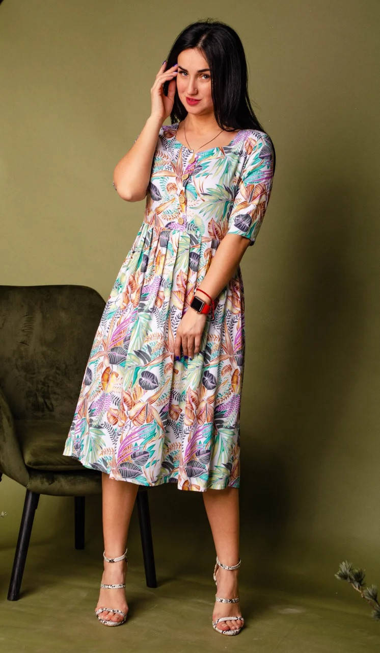 

Летнее платье с ярким принтом молочное