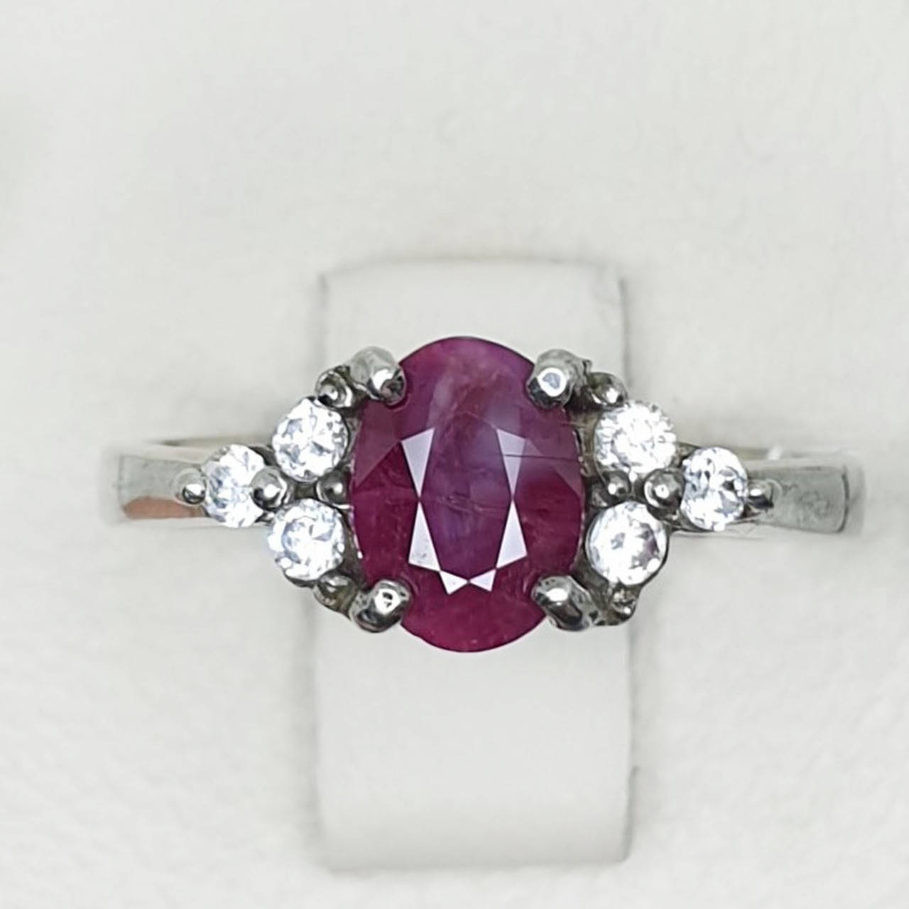 

Кольцо серебряное с рубином 18,5 3,7 г