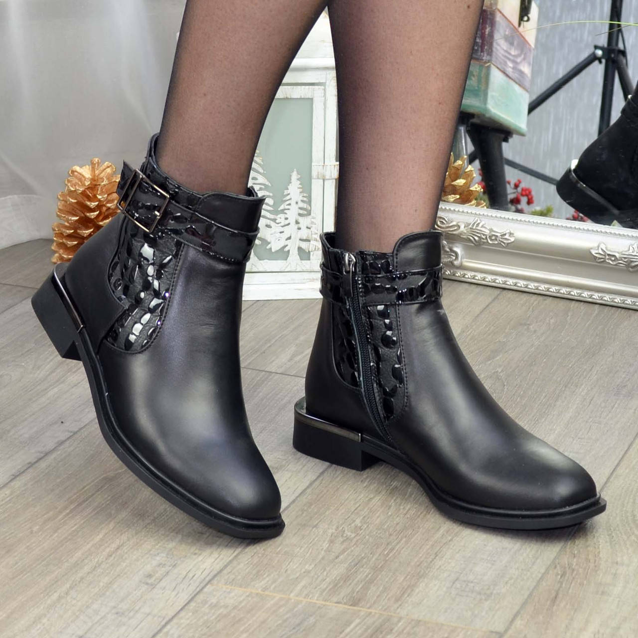 

Ботинки женские комбинированные на маленьком каблуке. Цвет черный