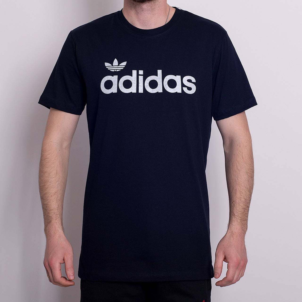 

Чоловіча спортивна футболка Adidas, темно-синього кольору