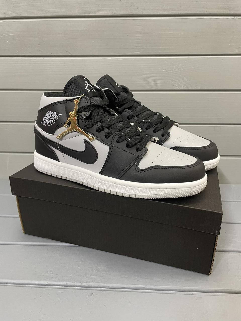 

Кроссовки Nike Air Jordan 1 (серые, чёрный знак)