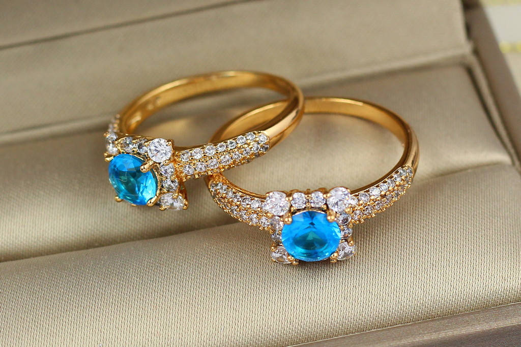 

Кольцо Xuping Jewelry с голубым камнем в квадрате из белых камней р 18 золотистое