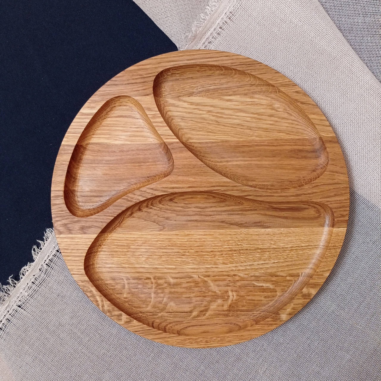 

Менажница деревянная 30 см. дубовая доска для подачи блюд круглая на 3 деления, двусторонняя, Натуральный