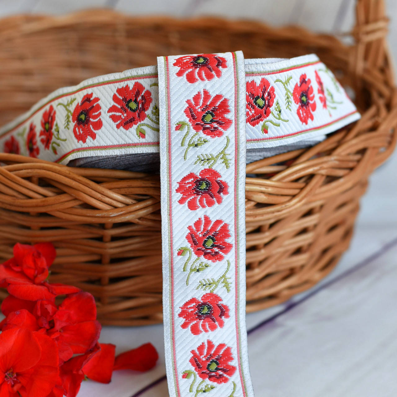 

Тесьма жаккардовая Маки / цвет белый / ширина 2,5 см / заказ от 1 м