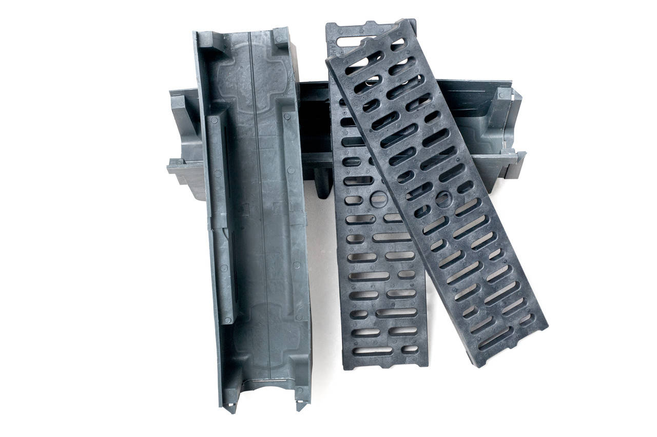 

Поверхностный водоотвод, водоотводный лоток с ливневой решеткой лучше standartpark, и дешевле Gidrolica, Черный