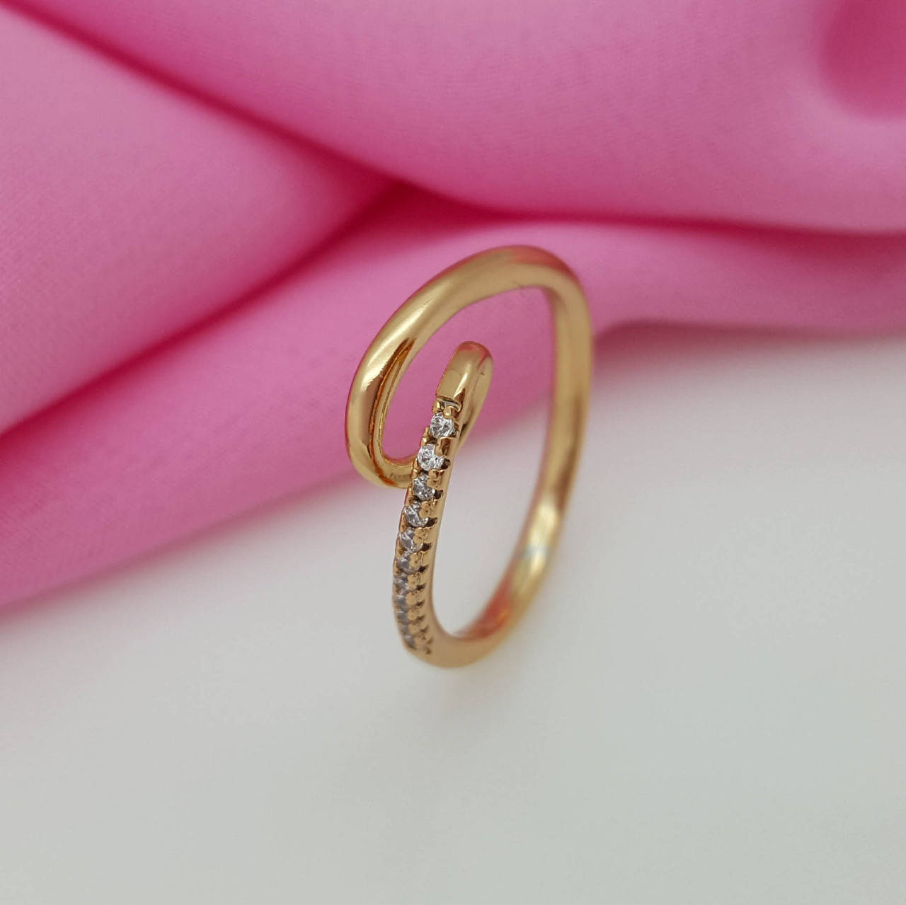 

Кольцо, Серпантинная дорожка, с камешками р.17,5, р.18, р.19,5, р.19,5, медзолото Xuping, 18К