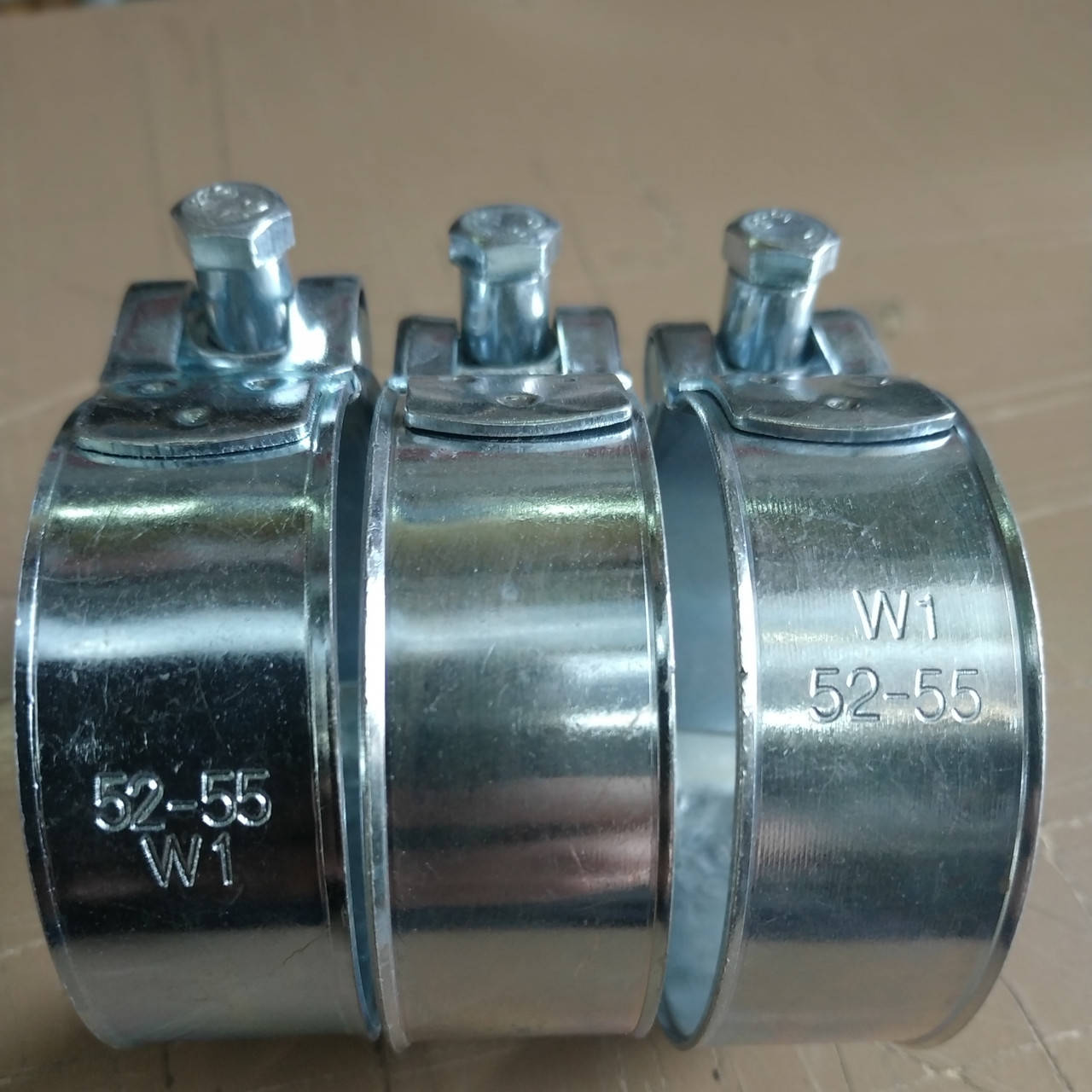 

Хомут силовой, болтовой оцинкованный (W1) 52-55 мм.