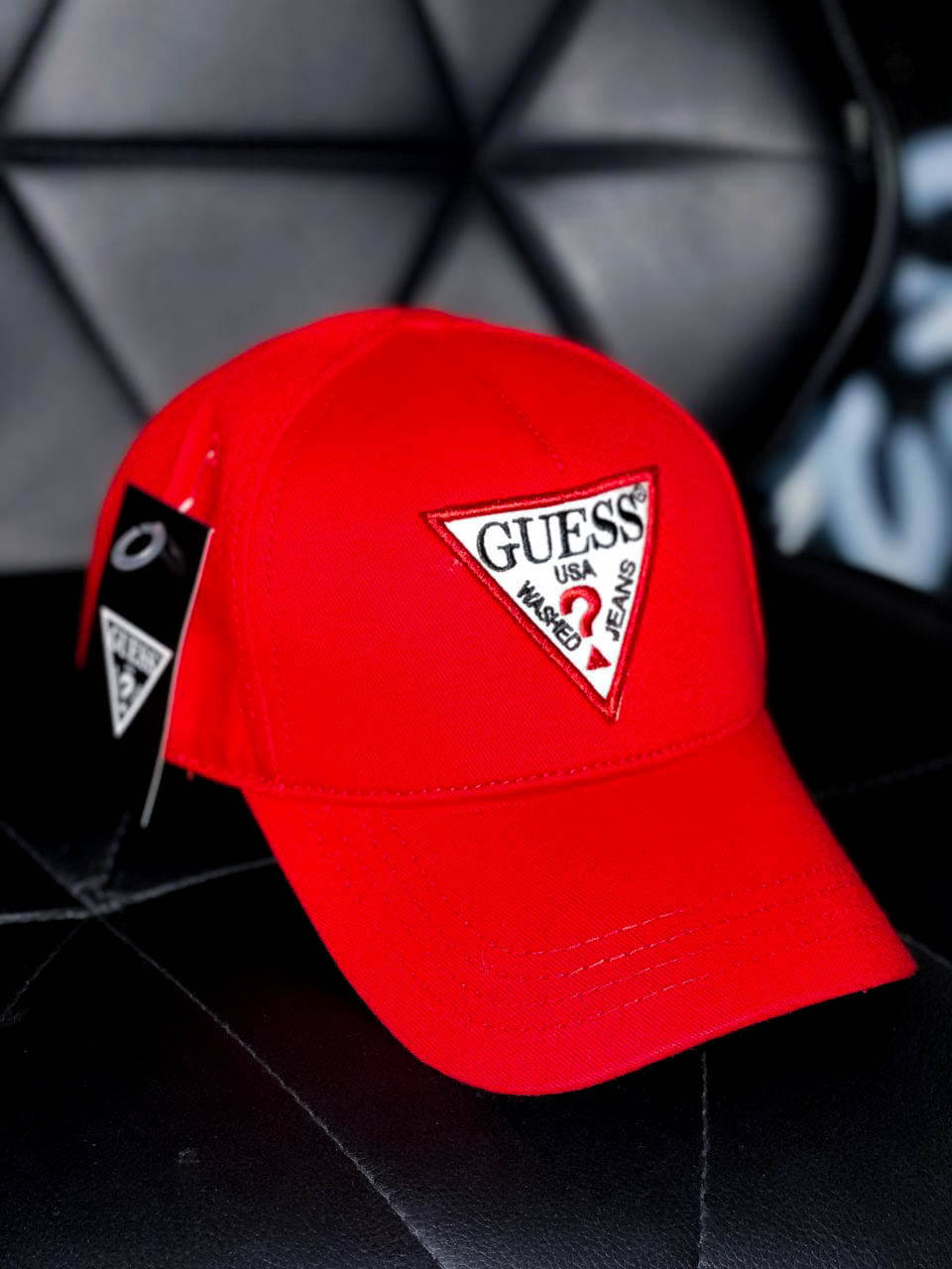 

Стильная кепка-бейсболка красного цвета с гнутым козырьком и надписью GUESS, Красный
