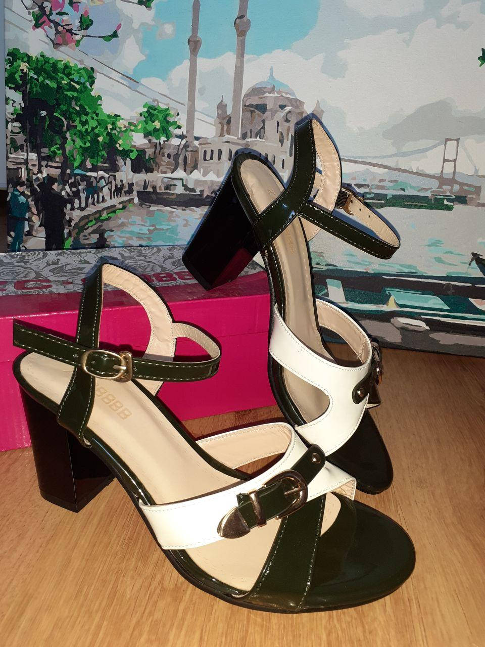 

Распродажа!!! Босоножки на каблуке эко-лак цвет белый/темный изумруд на 39р.