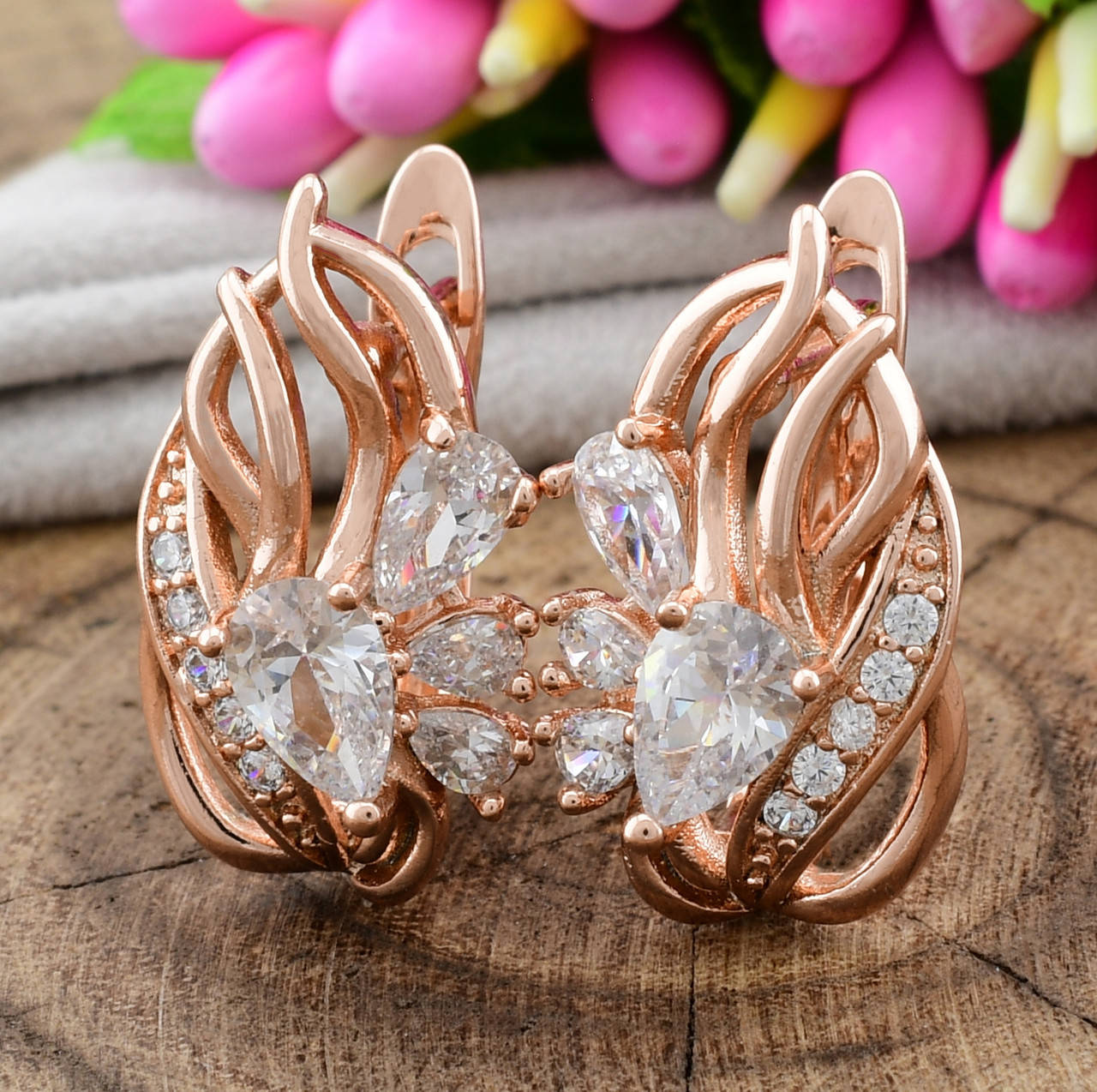 

Серьги 27630 размер 18х9 мм вес 3.3 г белые фианиты позолота РО