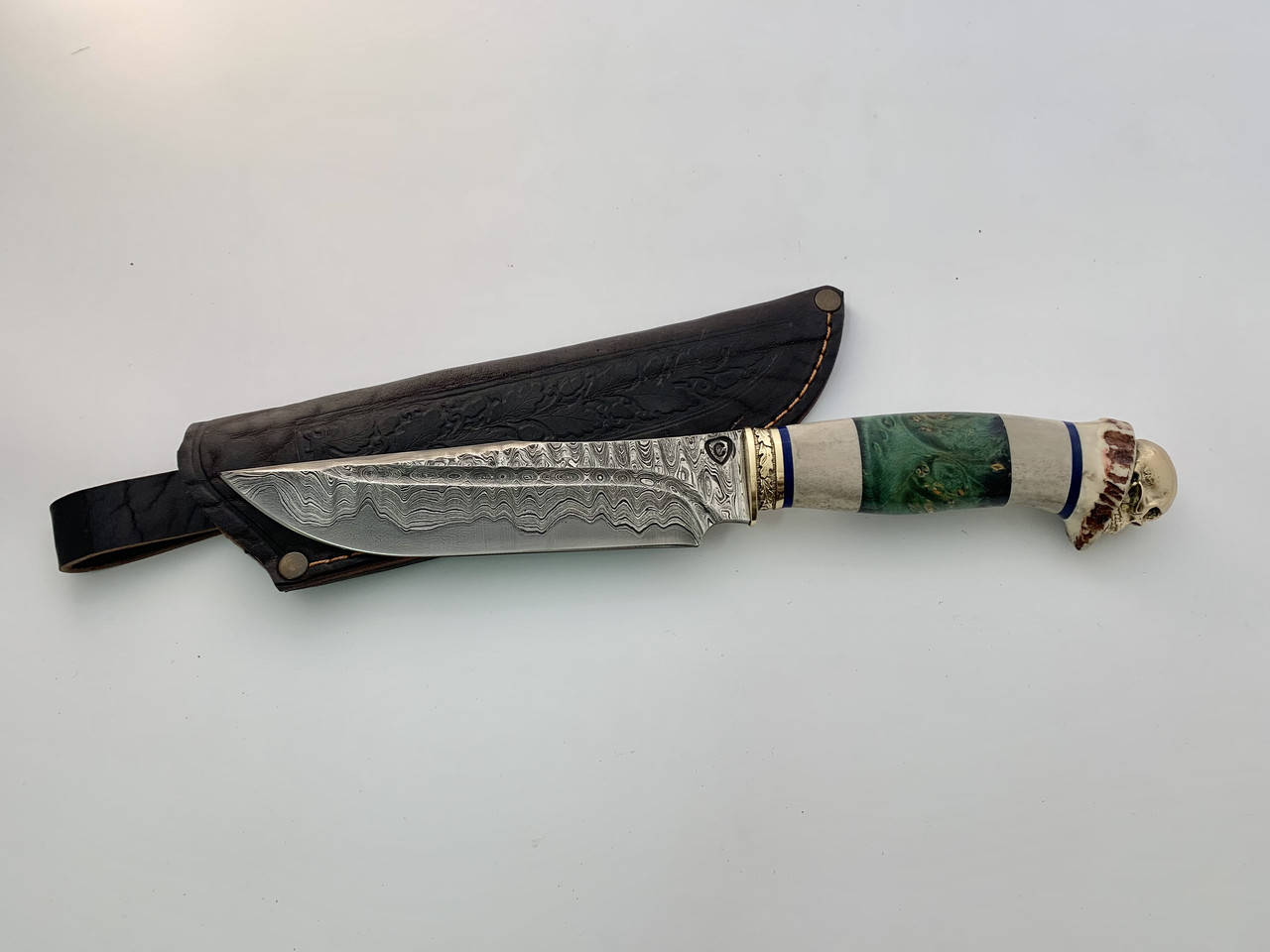 

Эксклюзивный нож ручной работы для охоты и рыбалки из дамасской стали «Череп» с кожаными ножнами