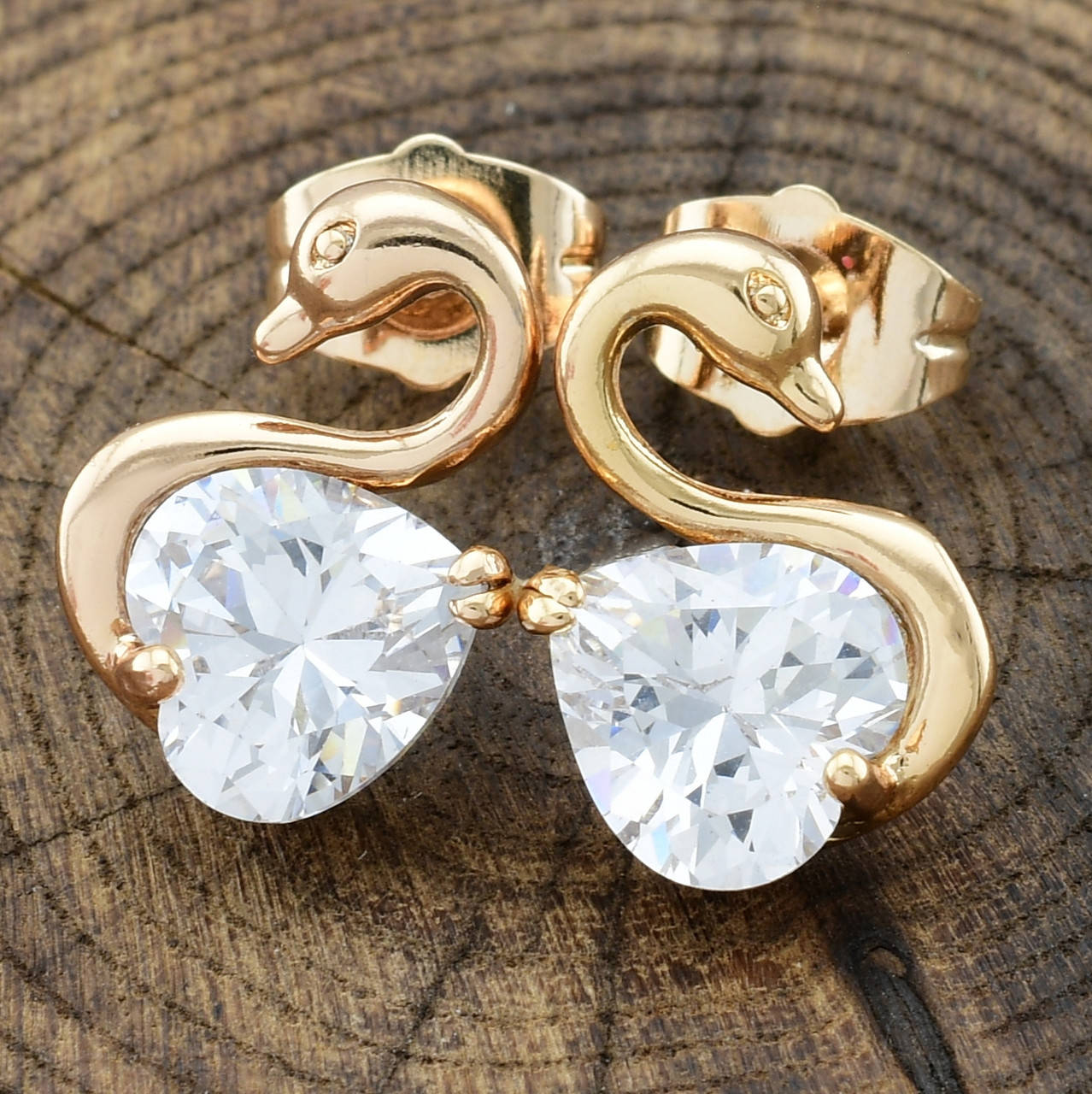 

Серьги Xuping Алмазные лебеди 26092 размер 14х9 мм белые фианиты вес 3.5 г позолота 18К