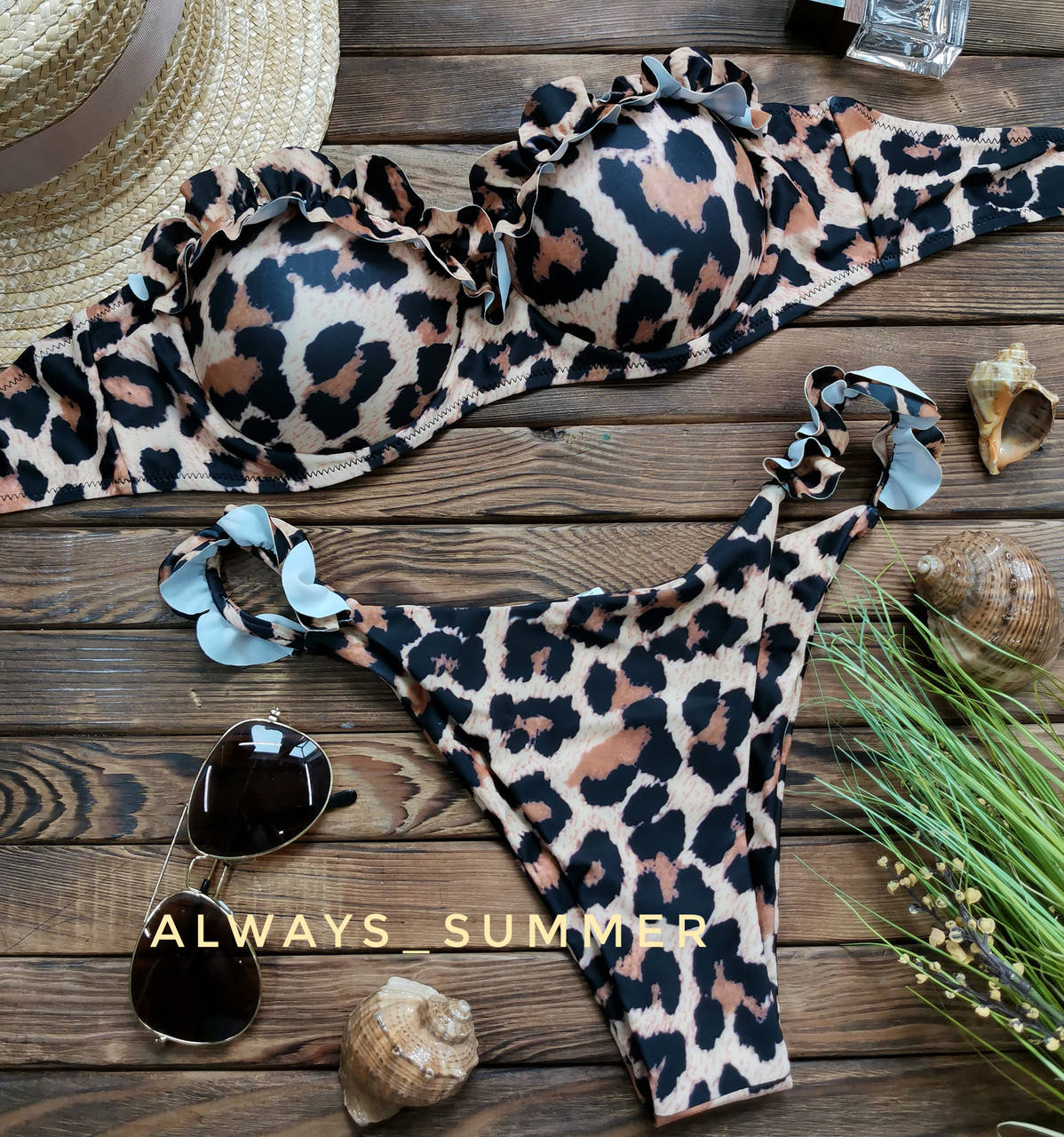 

Леопардовый женский купальник бандо с рюшем