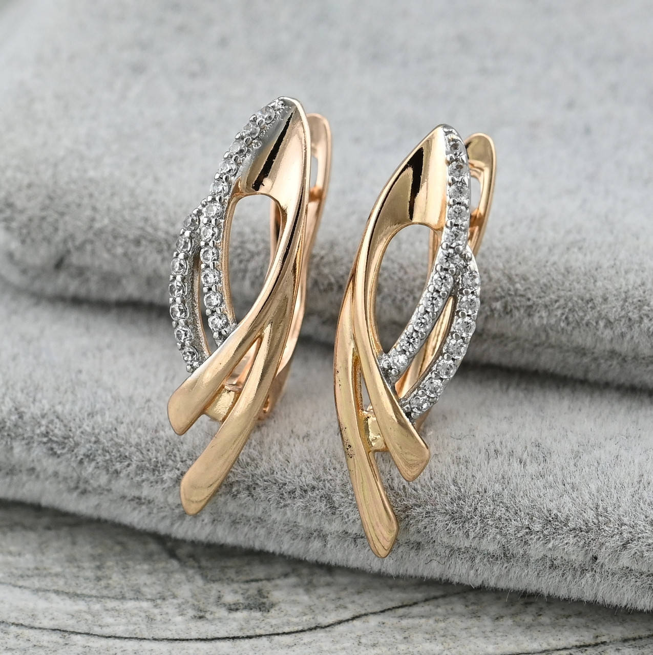 

Серьги с родированием 36371 размер 22х7 мм белые фианиты вес 2.2 г позолота 18К