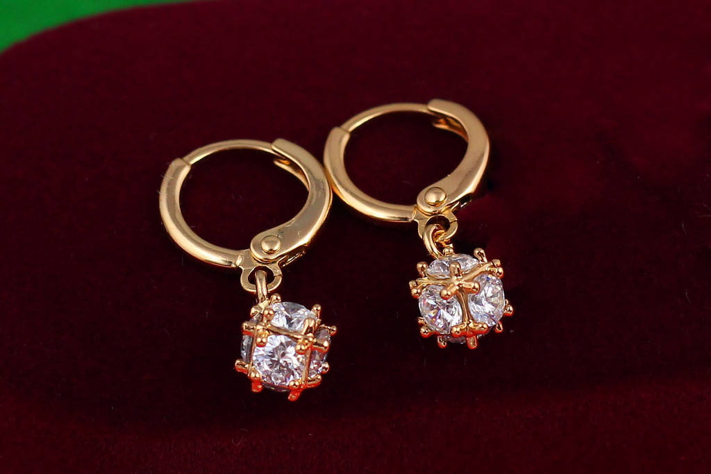 

Серьги Xuping Jewelry шарики 7 мм с металлическими вставками 2,2 см золотистые