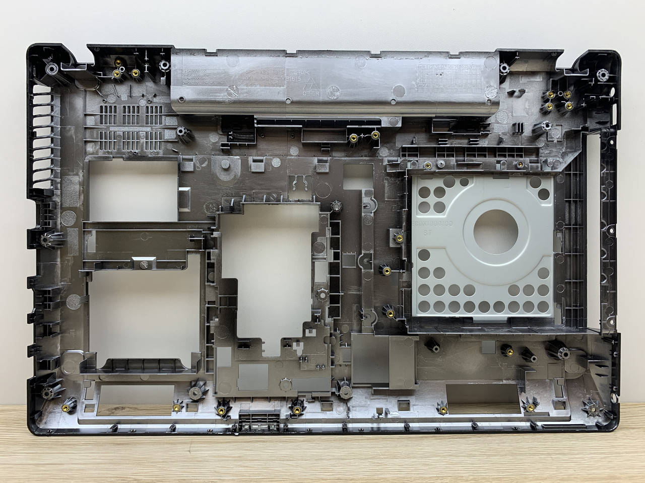

Lenovo G580 ver. 2 Metal ( FA0N2000500 ) Корпус D (нижняя часть корпуса) новый