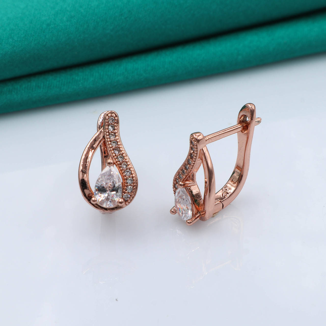 

Серьги Фигурная Капелька с цирконием, англ.замок, медсталь Xuping, 14К