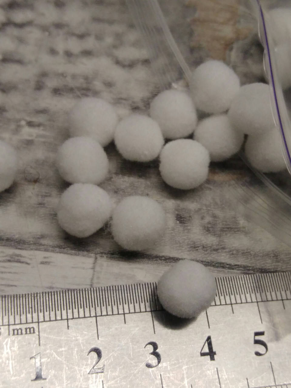 

Помпоны бархатные 1 см. 50 шт.Белые .