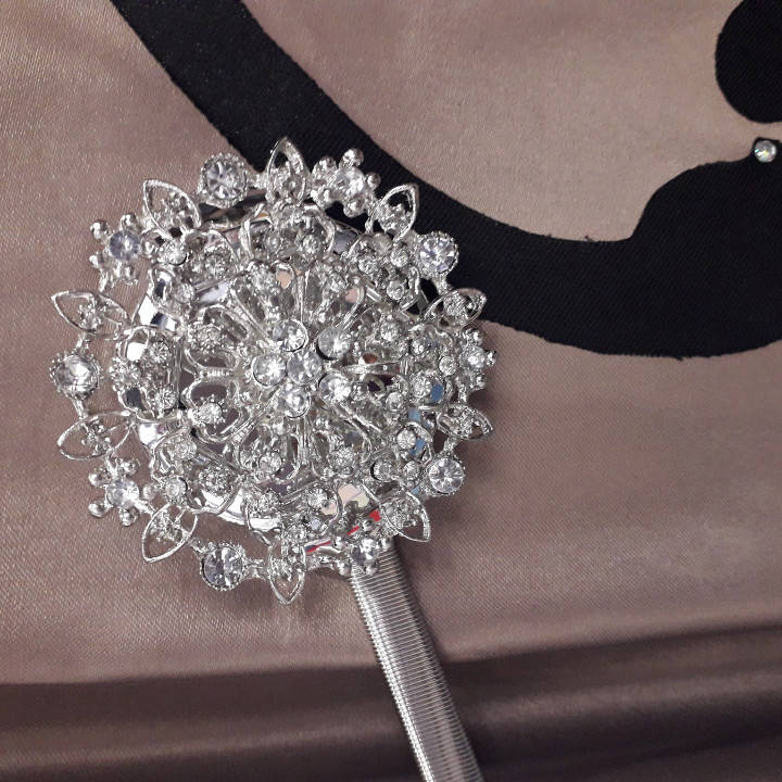 

Серебристый магнит для штор