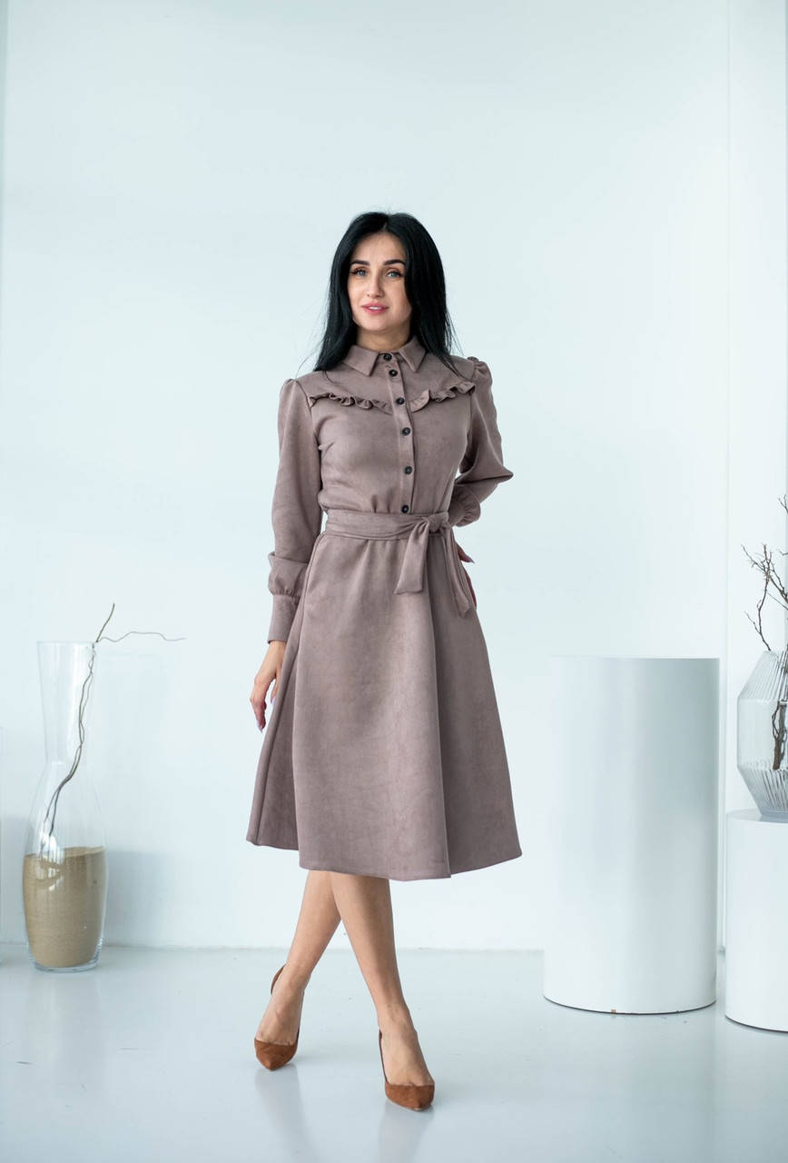 

Красивое модное замшевое платье длины миди, интересное женское платье цвета капучино с длинным рукавом.