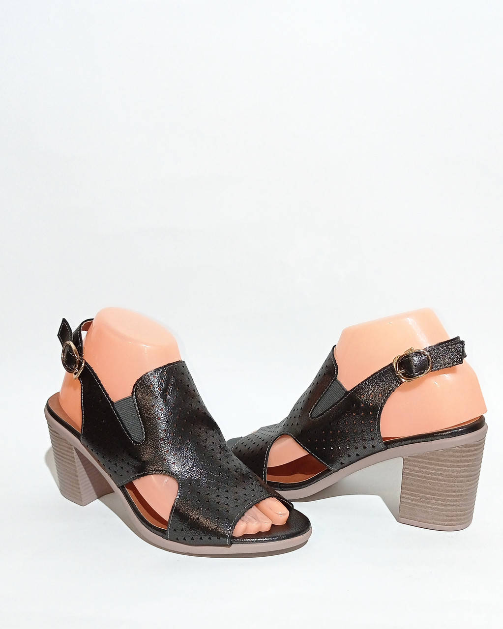 

Женские босоножки, на каблучке 38