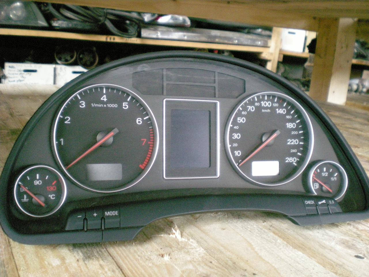 

Панель приборів на Audi A4 B6