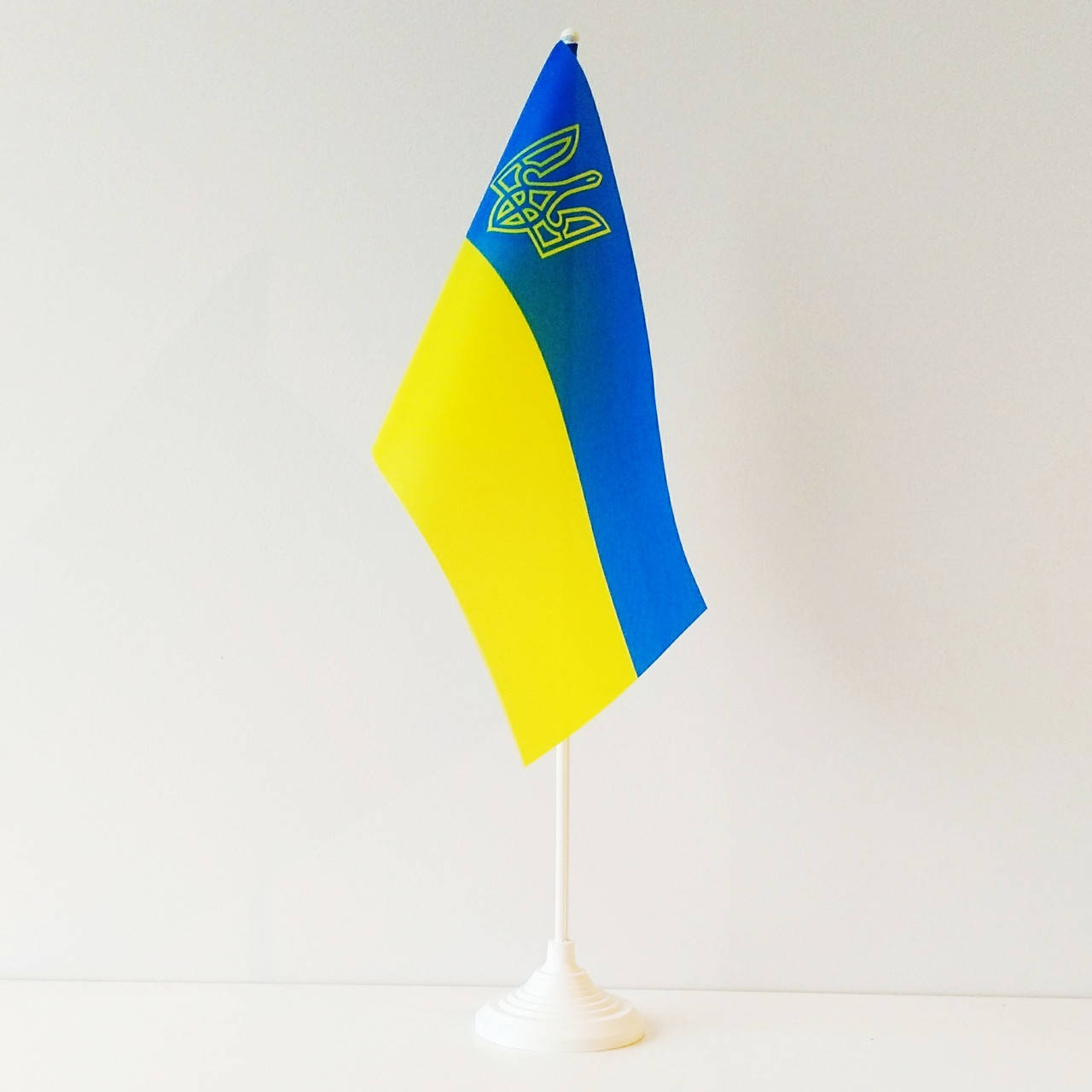 

Флажок (прапорець) Украины с гербом на подставке , полиэстер , 14*23 см.