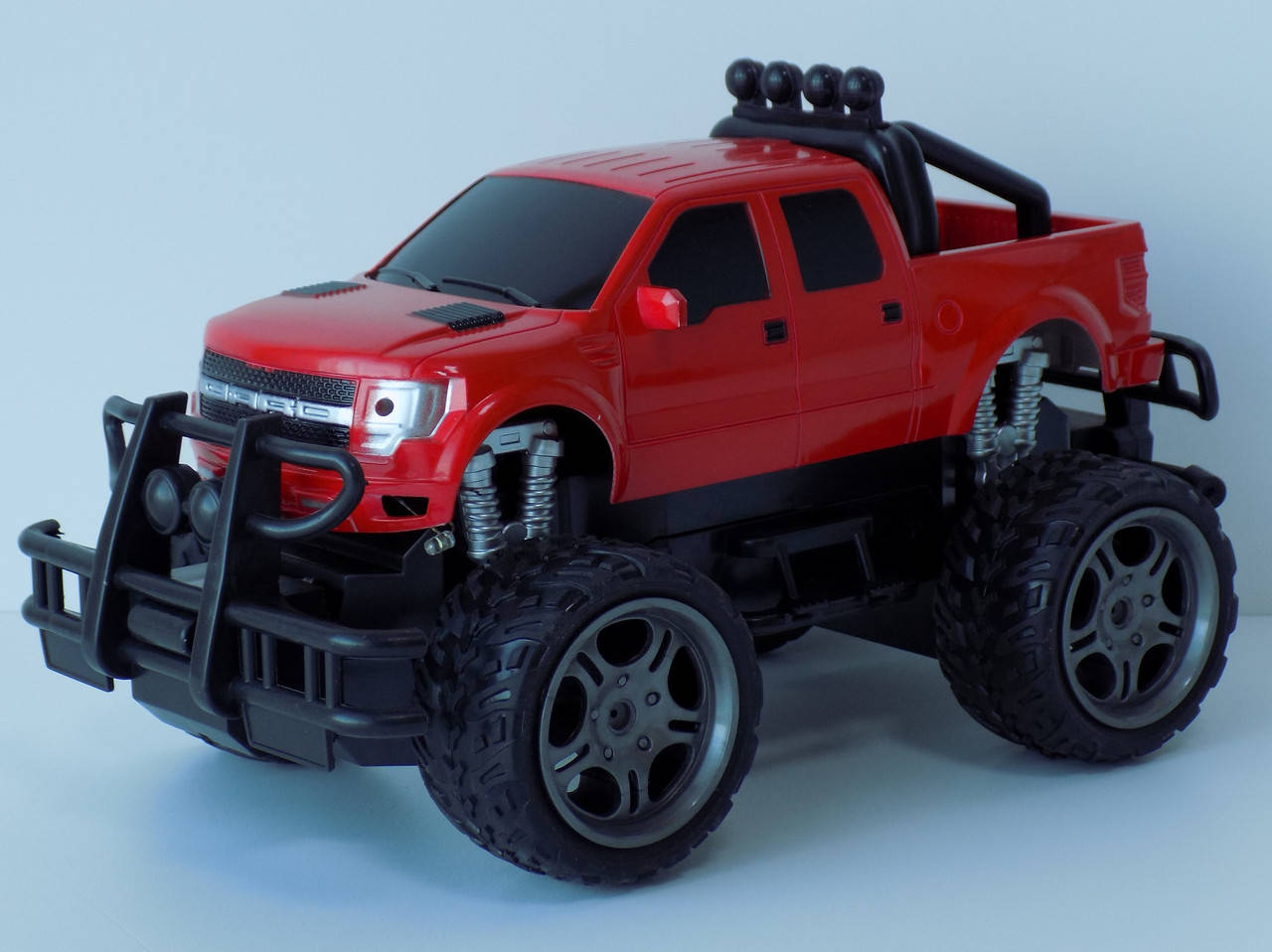 

Машинка джип на радиоуправлении