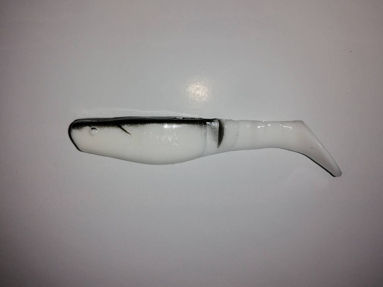 

Силиконовая приманка Mann's Predator 3 M-066 молоко+чёрная спина