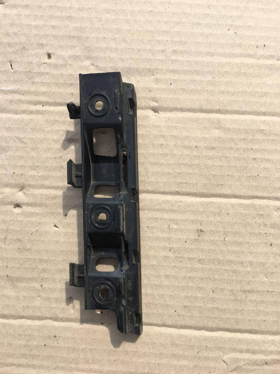 

Кронштейн переднего бампера 3C0 807 184 VW Passat B6 05-10 3C2 запчасти б\у