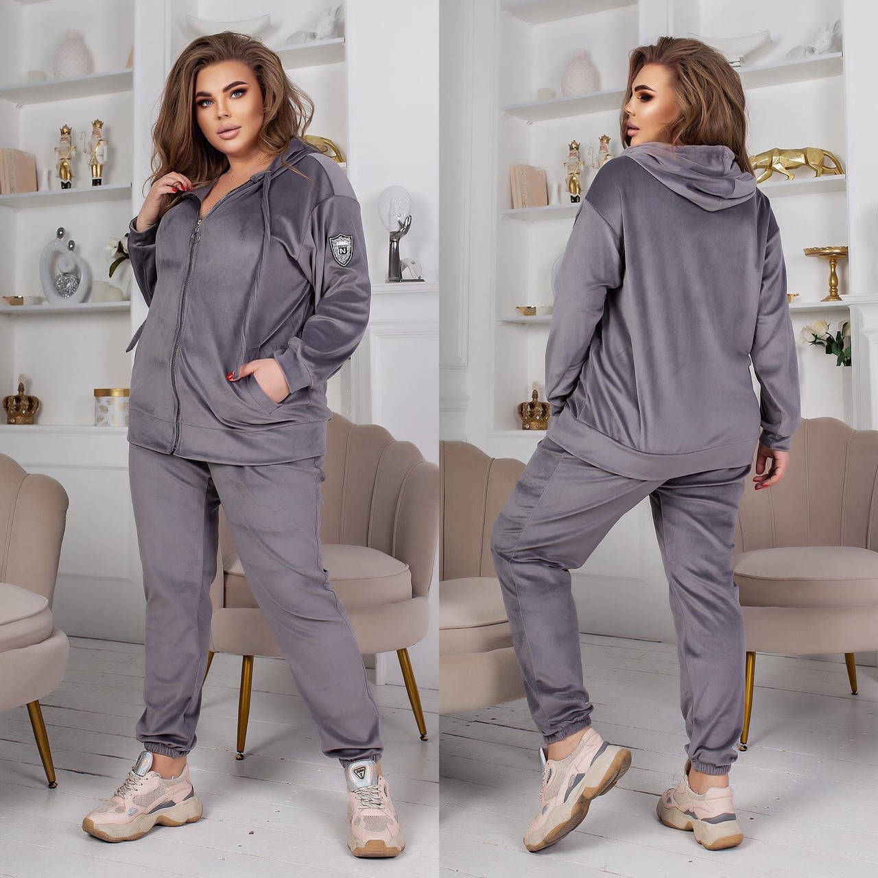 

Женский велюровый спортивный костюм однотонный на молнии и с капюшоном