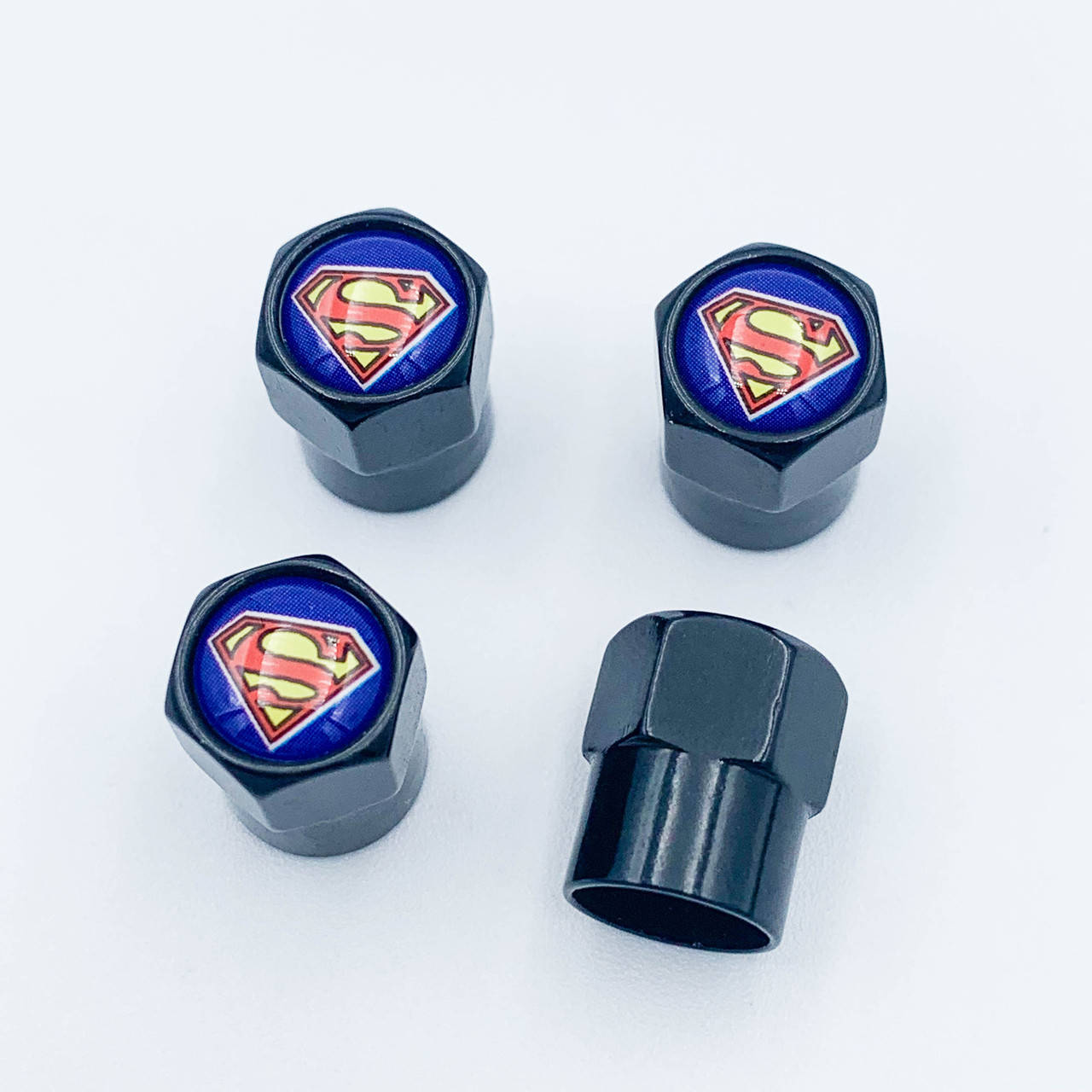 

Защитные колпачки на ниппеля SUPERMAN (Супермен) 4 шт чёрные