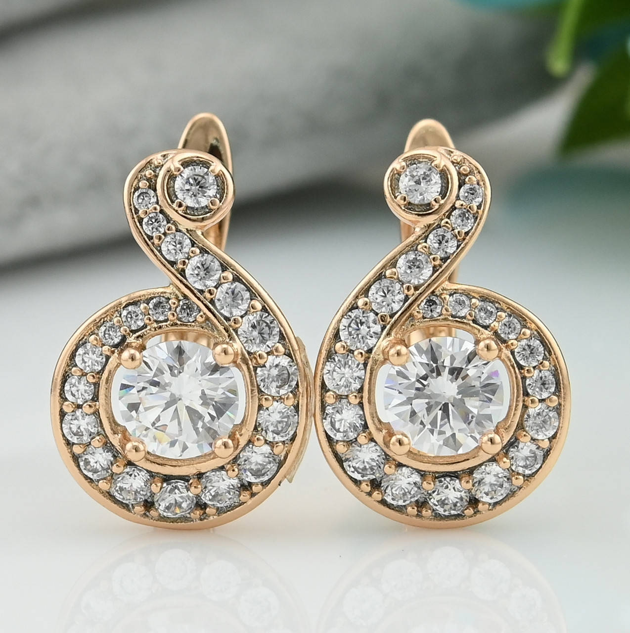 

Серьги 30893 размер 15х10 мм белые фианиты вес 3.1 г позолота 18К