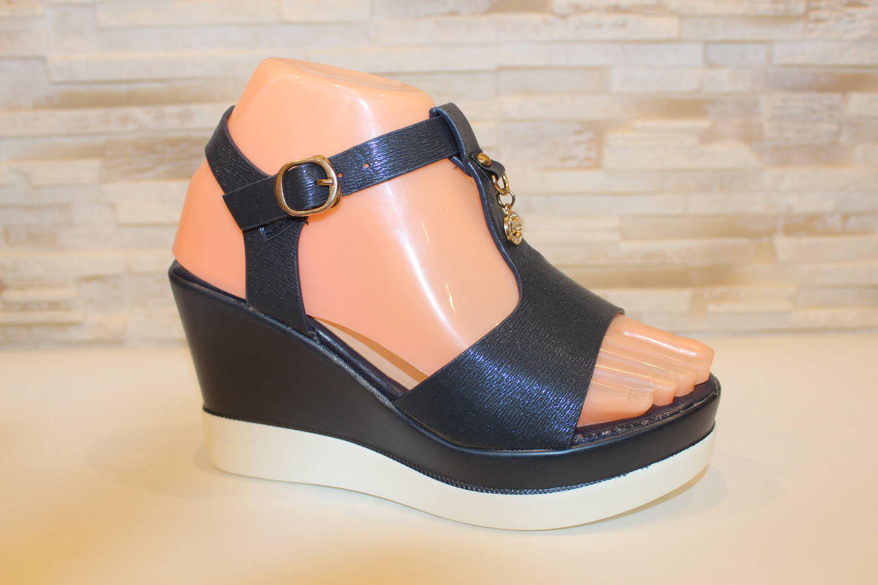 

Босоножки женские синие на танкетке Б1189