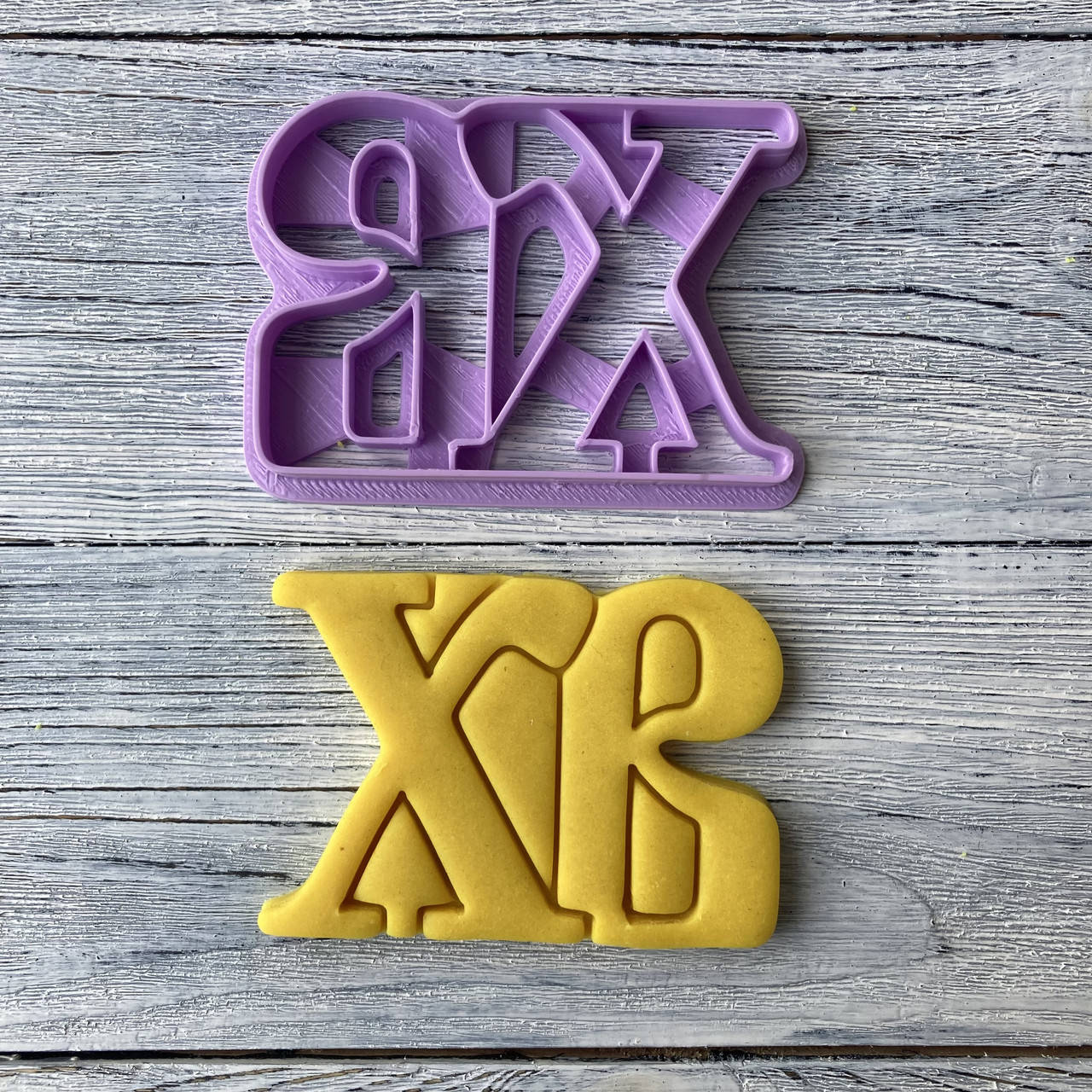 

Вырубка + штамп "ХВ" для пряников / печенья