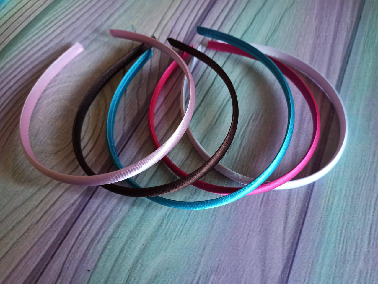 

Обруч заготовка пластиковый 8 мм (5 цветов), обтянут атласной лентой