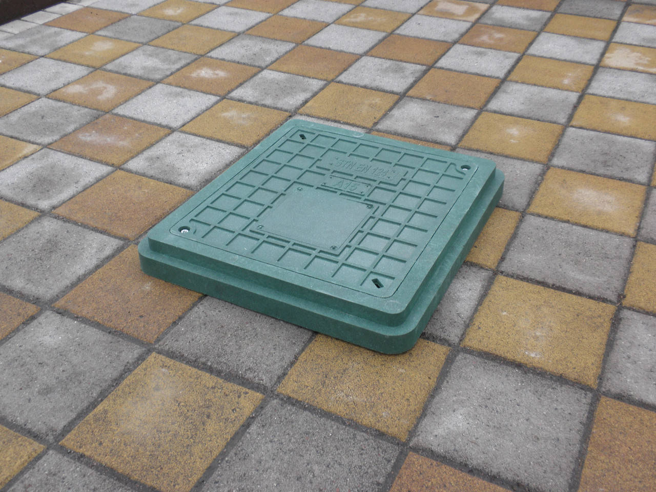 

Люк прямоугольный легкий зелёный с замком А15