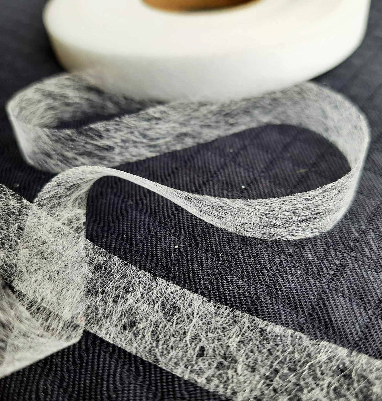 

Павутинка клейова, шириною 1,5 см біла, моток 100м