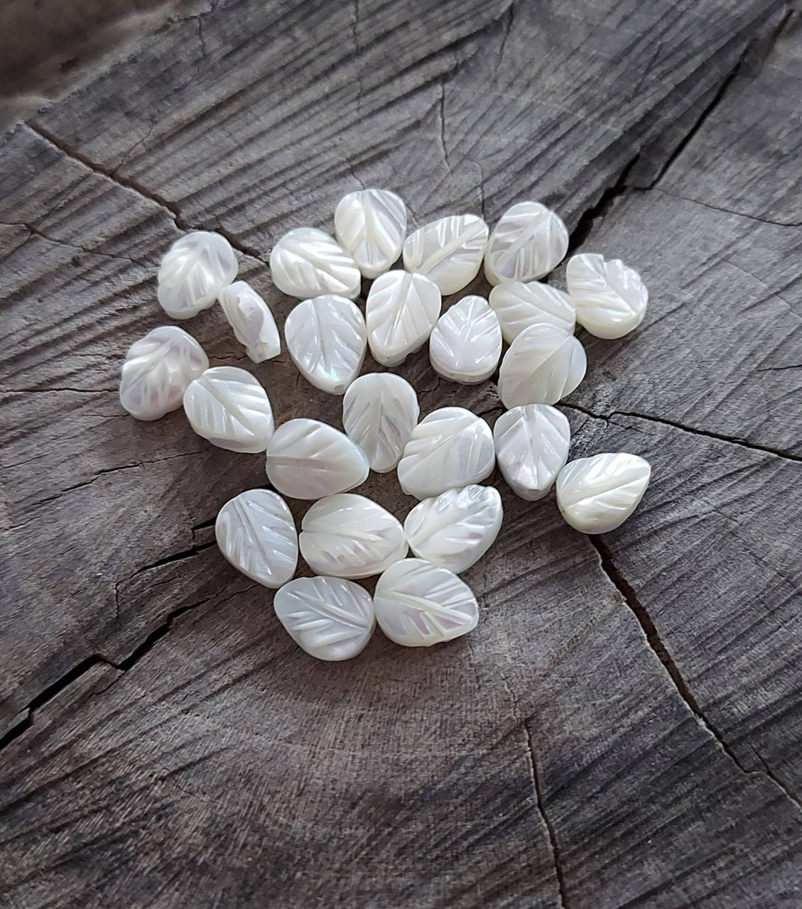 

Бусины-листики из перламутра 8х6 мм