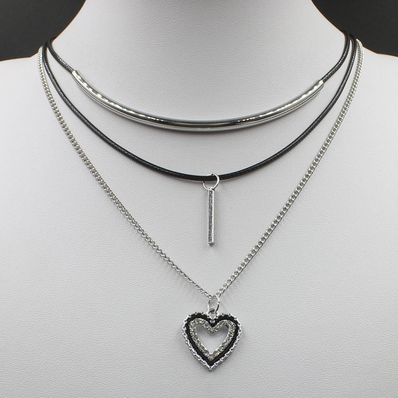 

Чокер трёхслойный чёрный шнурок из эко кожи и с трубочкой серебристой металлической цепочкой сердце в стразах