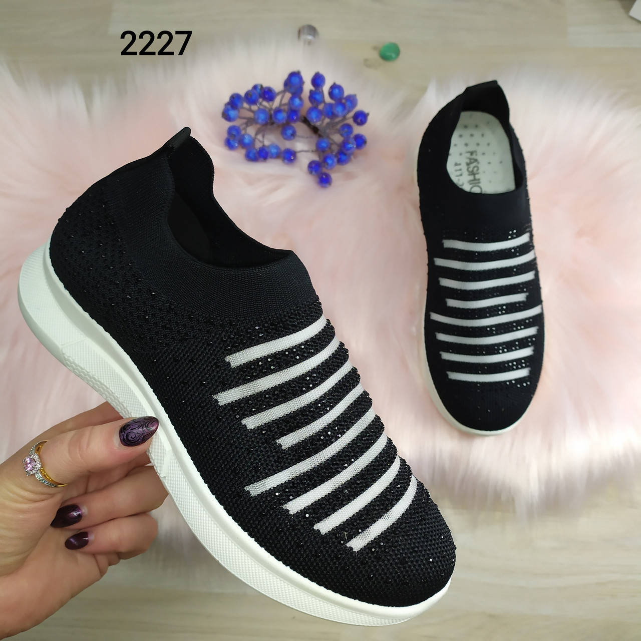 

Женские черные кроссовки мокасины текстильные со стразами и прозрачными полосками 37=24см, Черный