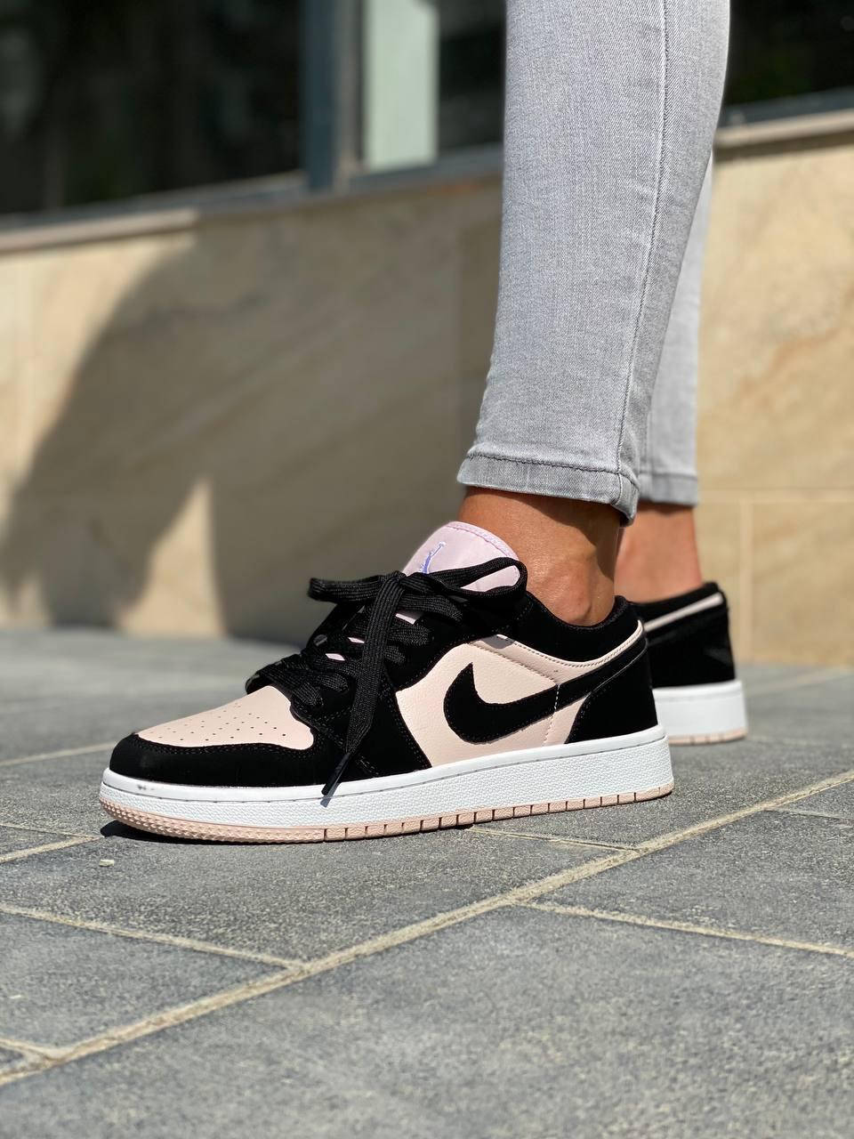 

Женские кроссовки Nike Air Jordan 1 Retro Low чёрные с пудровым (36-41), Черный