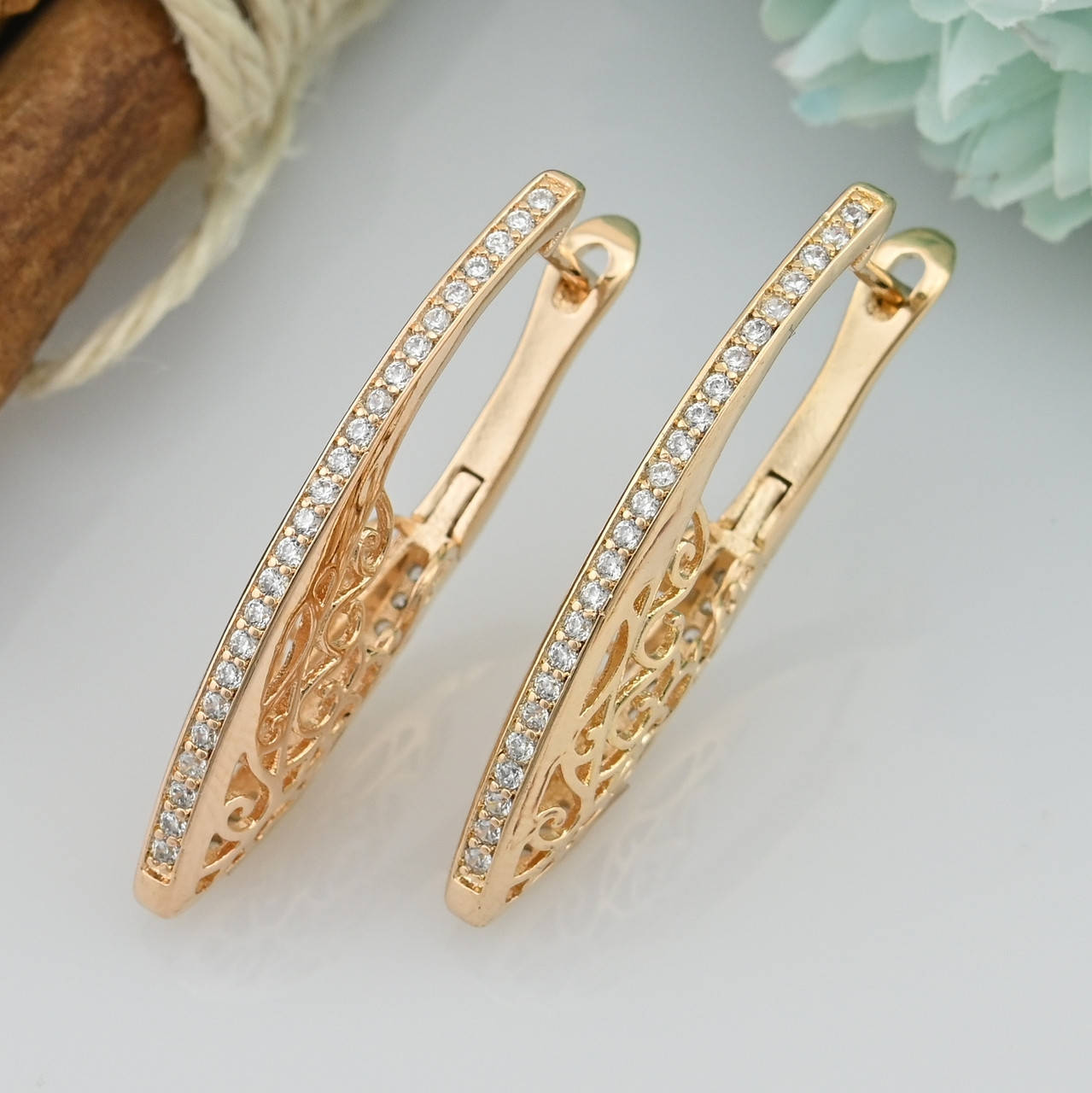 

Серьги Xuping 27608 размер 30х5 мм вес 4.5 г белые фианиты позолота 18К