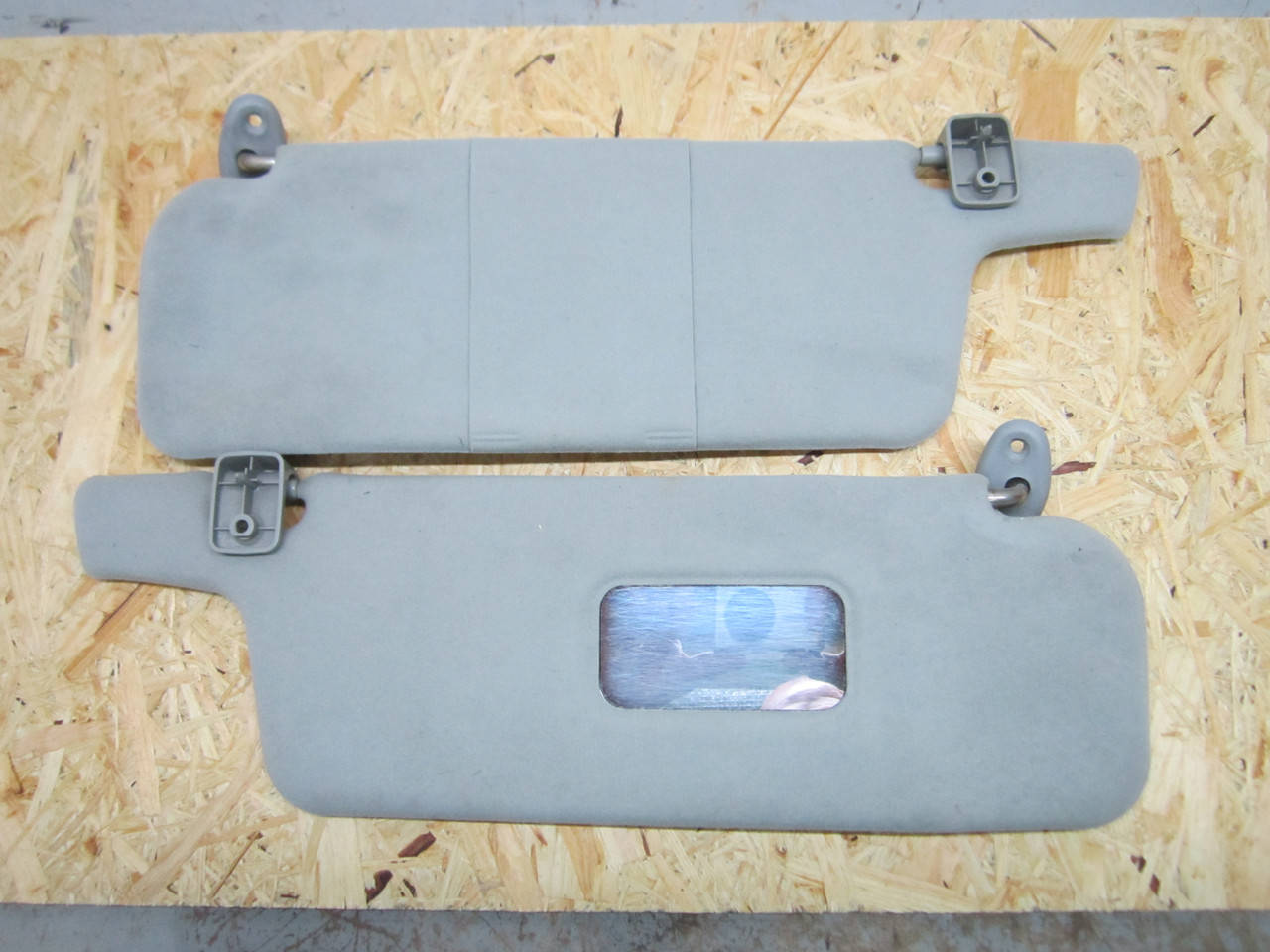 

Козырек солнцезащитный левый Mazda 323 BG 1989 - 1994 Седан