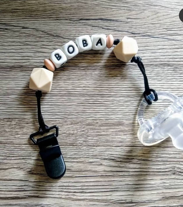 

Именной мини - держатель для пустышки силиконовый +4 буквы( следующая +10 грн)