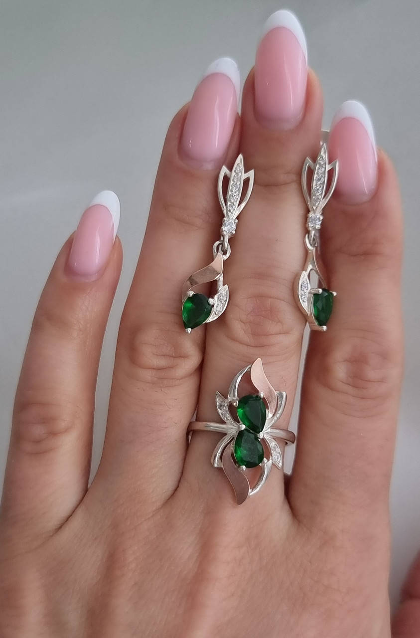 

Серебряный гарнитур ''Бутоны'' с золотыми вставками: кольцо и серьги с белыми фианитами