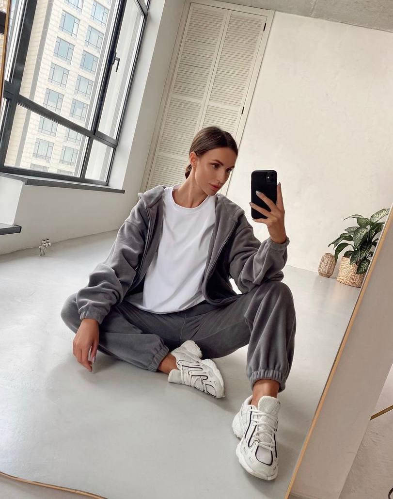 

Женский костюм двойка ( кофта оверсайз на тракторной змей + штаны на высокой посадке ) , ткань : велюр РИ-844